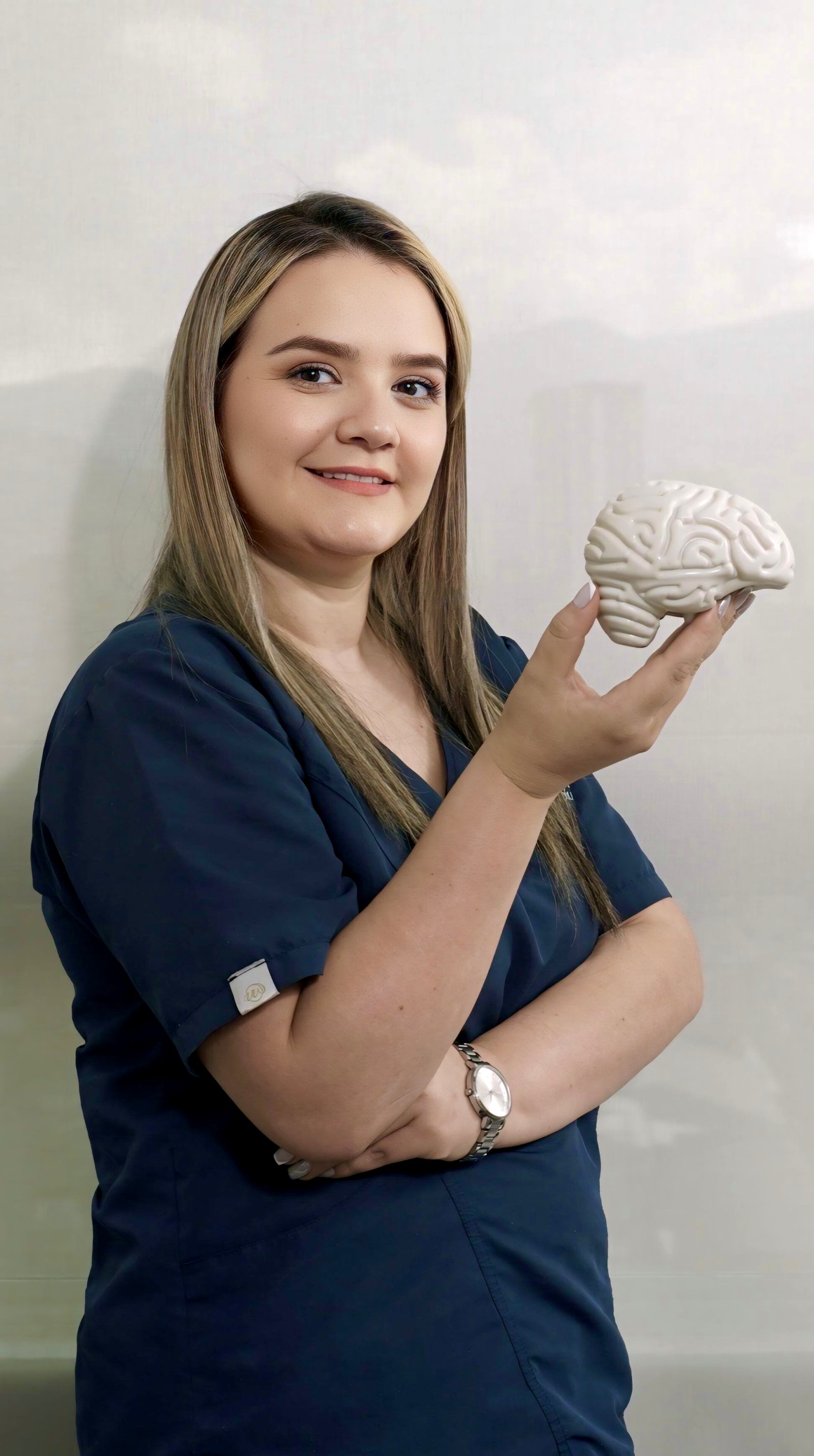 Daniela Ocampo, neuropsicóloga, sosteniendo un modelo del cerebro