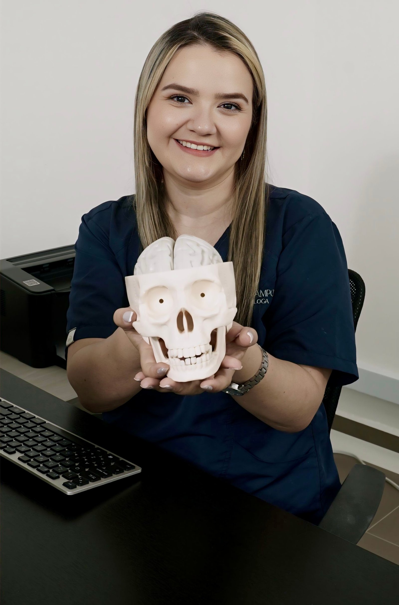 Daniela Ocampo Villada, neuropsicóloga, con un modelo anatómico del cráneo
